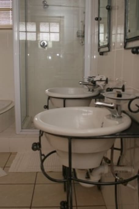 Deluxe Double room with en suite bath/shower and two hand basins