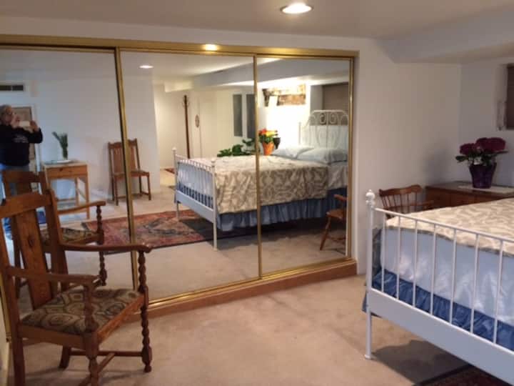 วิวสตูดิโอที่สะท้อนแสงตู้เสื้อผ้าขนาดใหญ่ที่ยอดเยี่ยม!