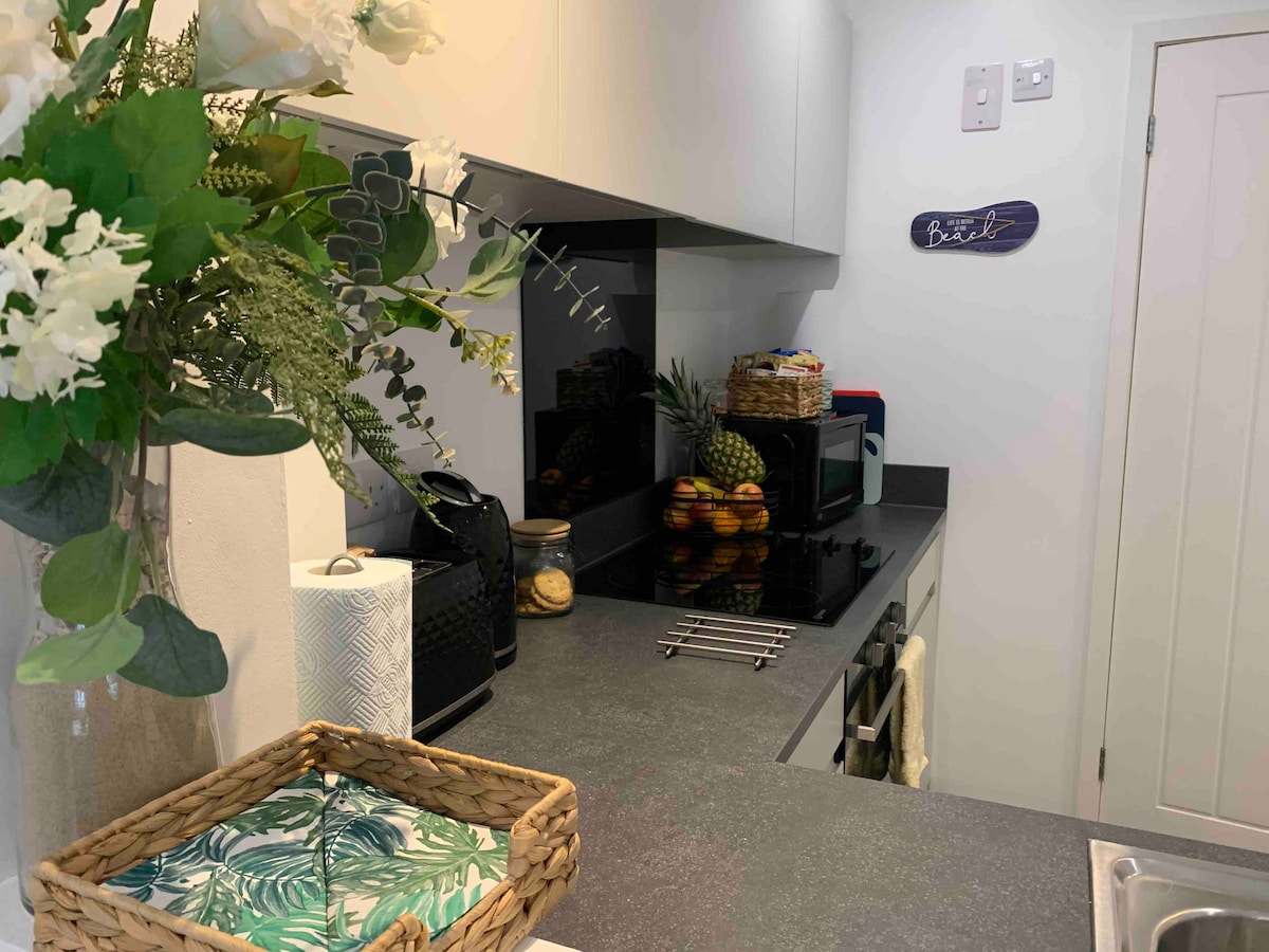 Successful Airbnb property: Bournemouth APARTMENTnr BEACH/TOWN/COACH/TRAIN/DOG in Hurn