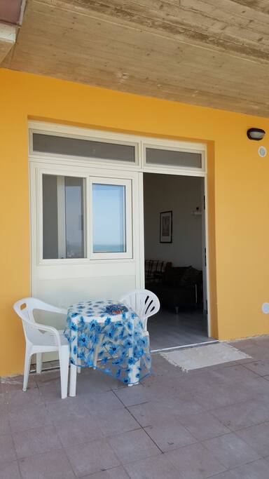Ingresso con tavolino per colazione o drink