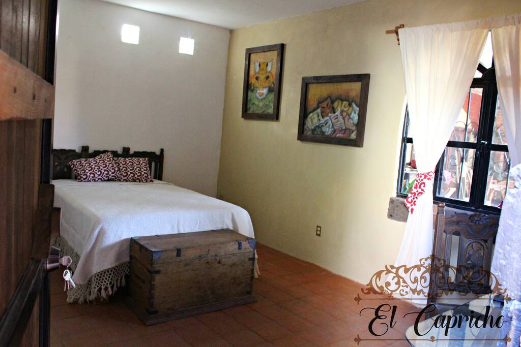 Habitación cantera, baño privado completo, cama matrimonial.