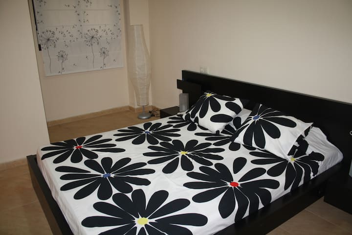 Bilik tidur utama dengan katil queen