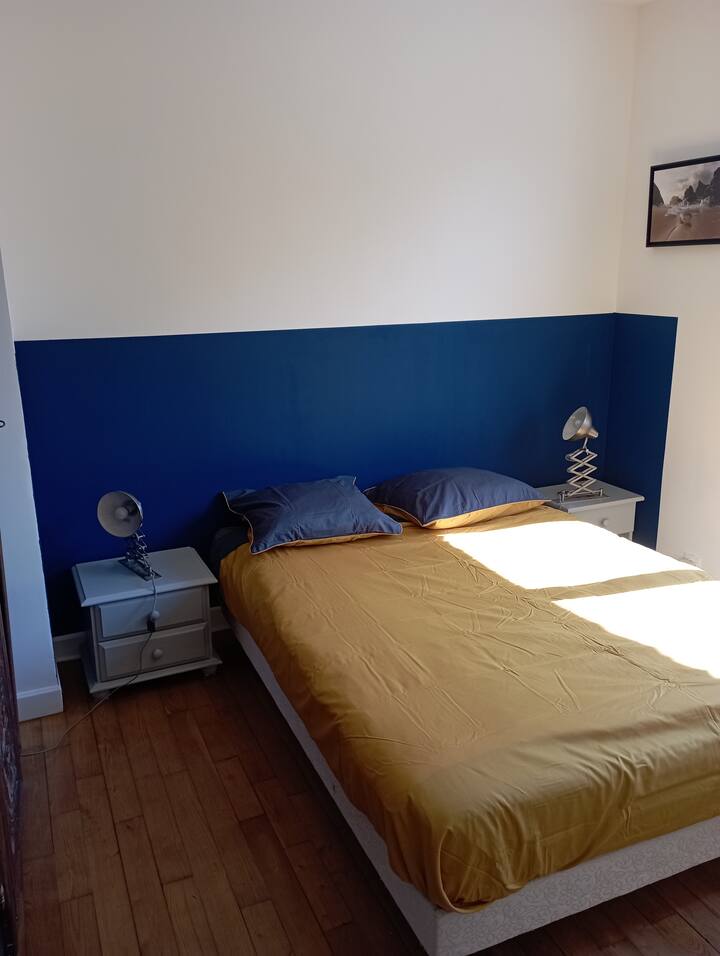 Dvokrevetna soba s pogledom na ulicu