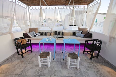 Beautifully renovated townhouse with parking