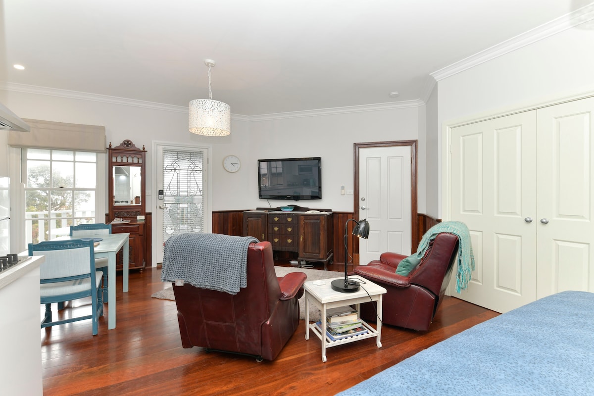 Top performing Airbnb: Lilladale Cottage with Harbour Views! in City Of Albany