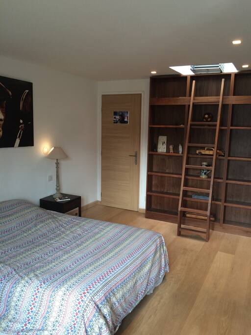 Chambre lit double avec salle de bain (baignoire)