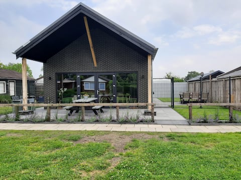 Holiday villa, dogs welcome, fenced garden, sauna