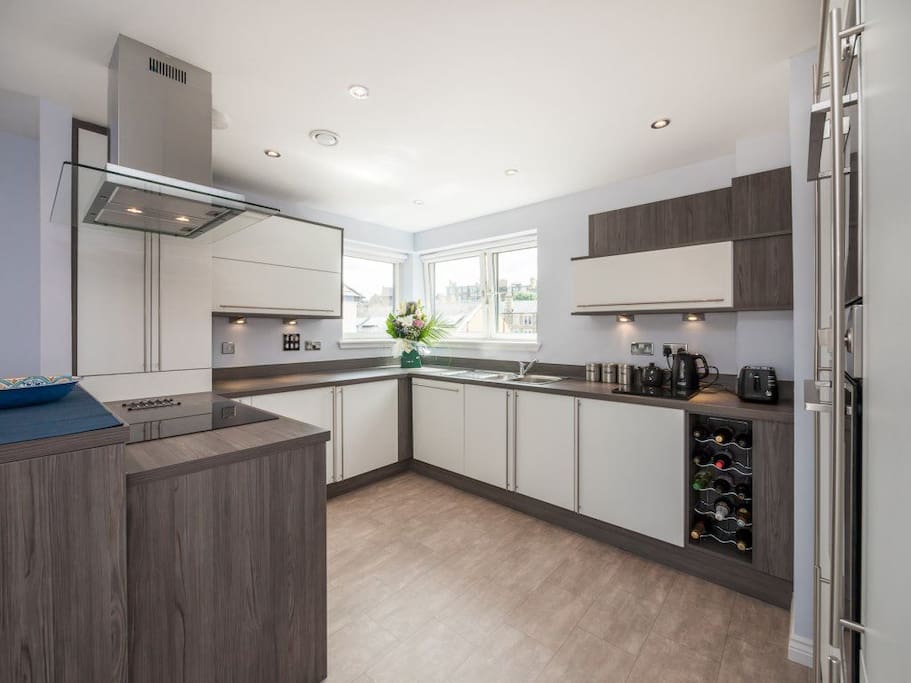 Fully equipped kitchen with brand new appliances incl. fridge freezer, hob and dishwasher