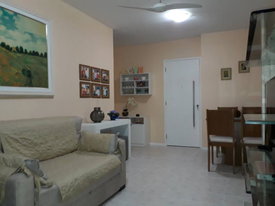 Sala: sofá-cama, ventilador de teto, TV com NET.