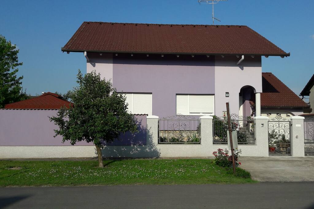 Objekat sa zapada glavni ulaz