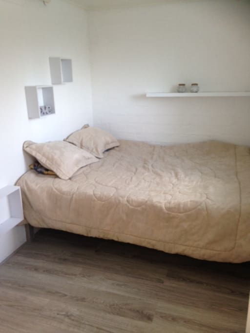 2 persoons bed. en 2 x 1 pers. bed. Heerlijk slapen, goede bedden.