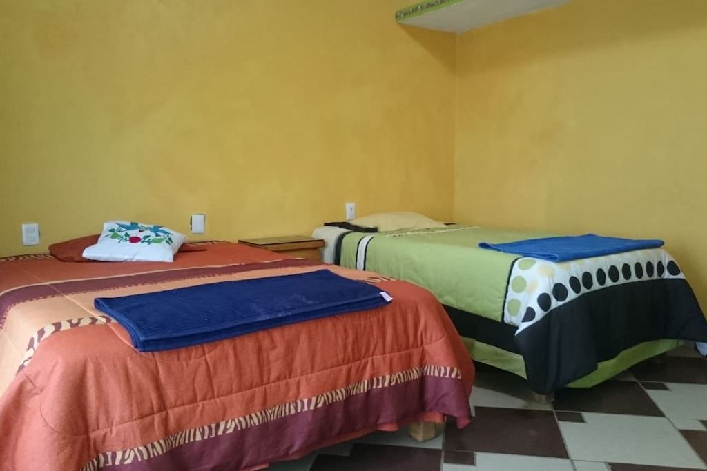 habitacion 2, baño propio, TV, Wifi, entrepaños en planta alta