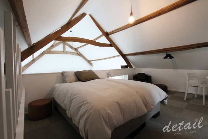 Ოთახები ერთმანეთთან დაკავშირებული მისაღები სივრცის ზემოთ, მოსასვენებელი სივრცისა და სამუშაო მაგიდის ჩათვლით 