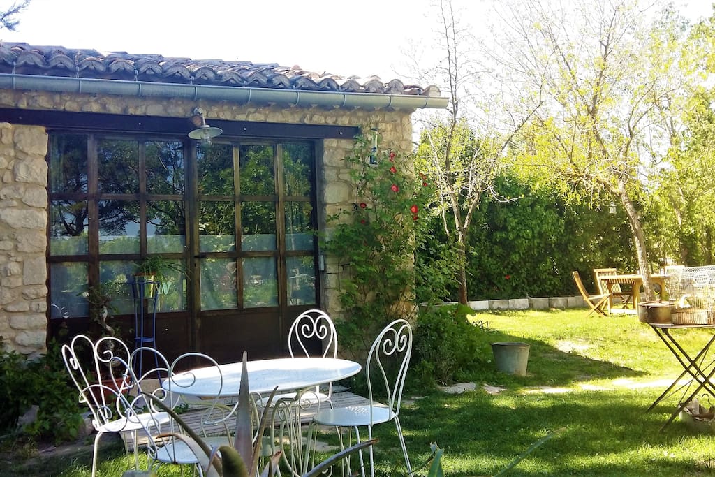 espace jardin devant le cabanon