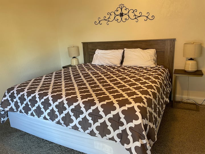 מיטת קינג סייז בחדר השינה הראשי