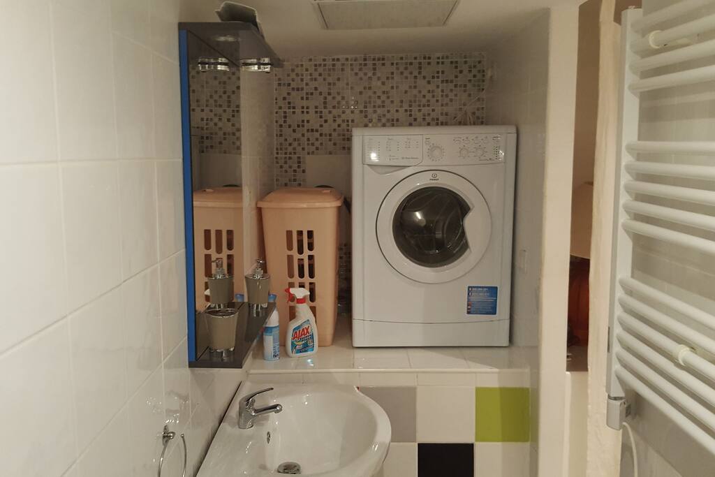 Salle de bain avec machine à laver, meuble de salle de bain