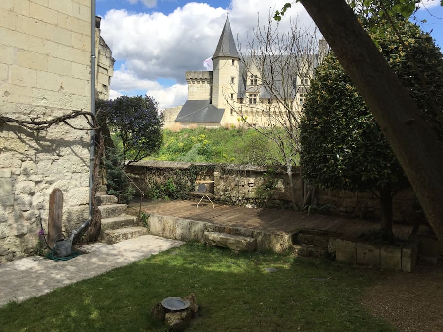 La terrasse avec sa vue imprenable sur le château et la Loire.