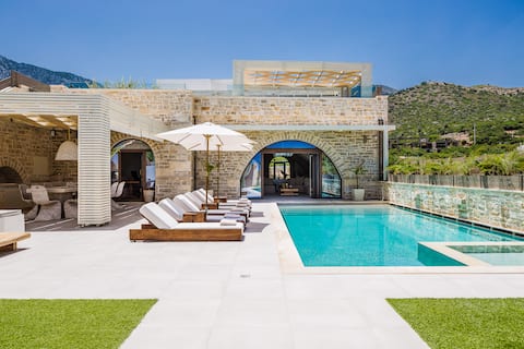 Beachfront villa with daily cleaning, sauna & gym