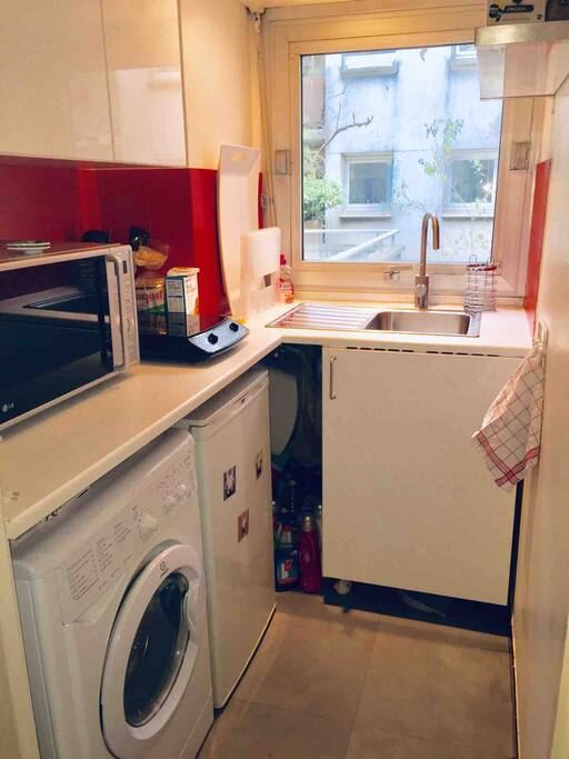 Cuisine indépendante équipée d’un frigo, four combiné, lave linge/sèche linge, presse agrumes, mixeur et de plaques à induction.