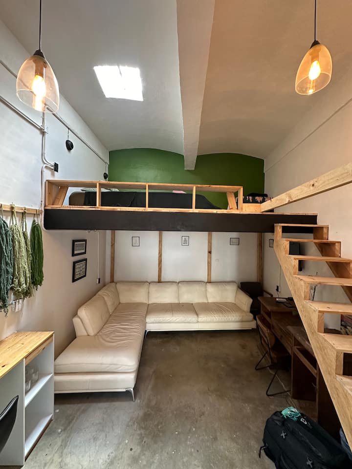 Ლოფტი. საძინებელი მდებარეობს ზემოთ. დიდი ზომის საწოლი 