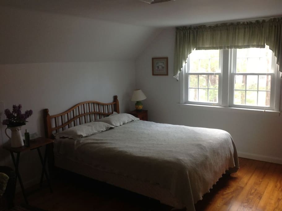 Second floor- bedroom 4- queen bed