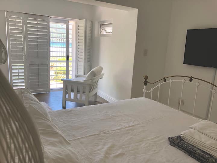 Chumba cha kulala cha kiwango cha chini na kitanda cha malkia na bafu la ndani.