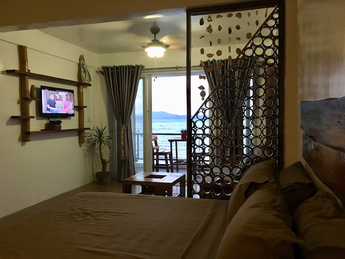 מיטת קווין סייז, סלון עם מרפסת פרטית על החוף.