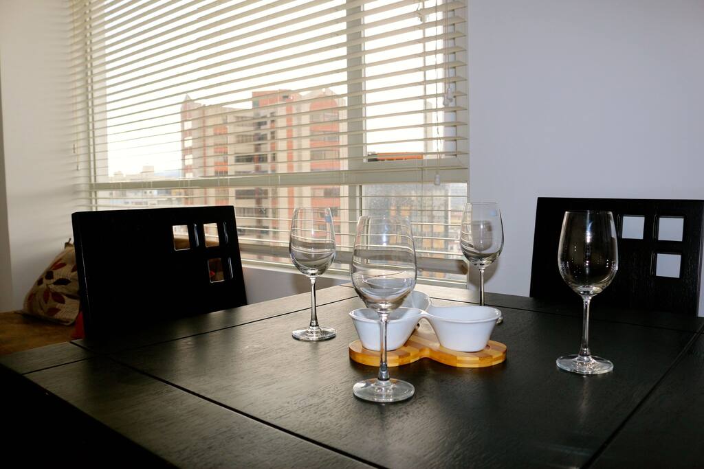 Comedor con vista a la ciudad de Quito