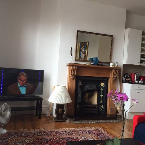 Gorgeous 2 Bed 2 Bath Flat gallery image 3