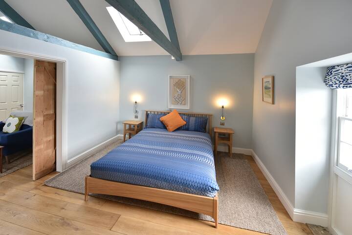 קומה ראשונה - חדר שינה 3 עם מיטת קינג סייז