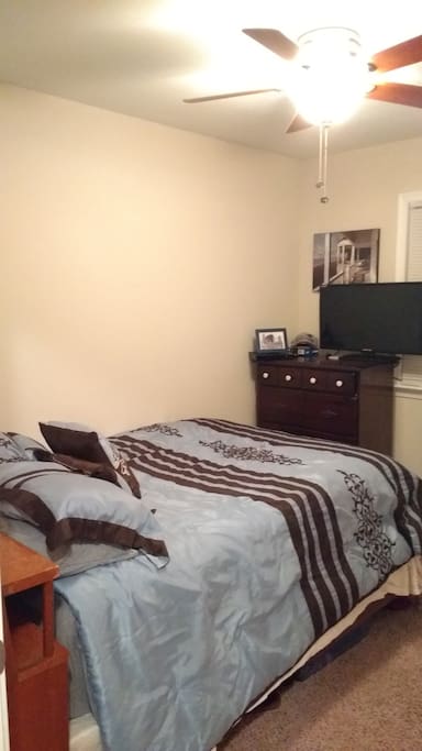Guest room 1- Full bed, tv, Wi-Fi Blu Ray Player