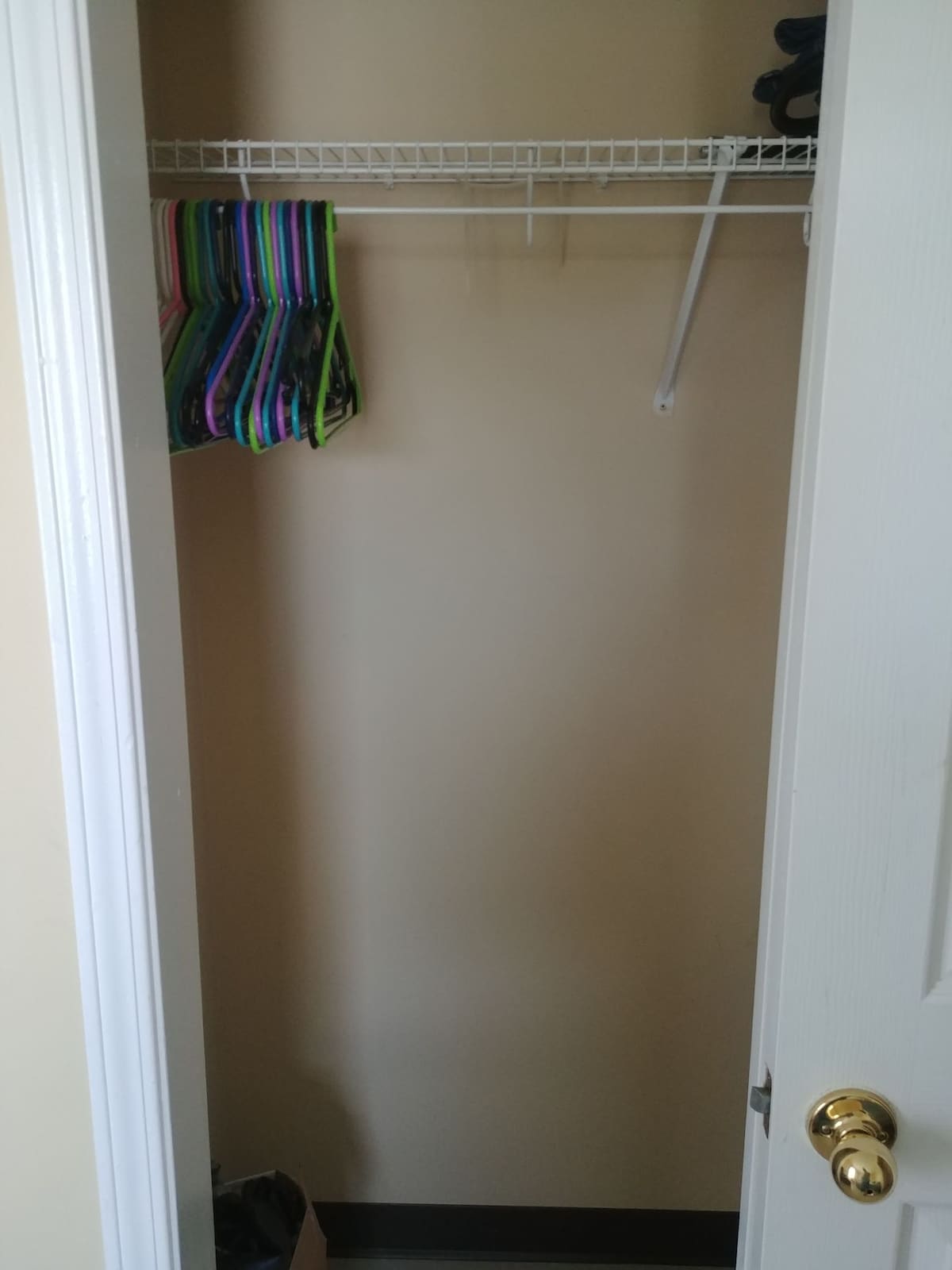 Armario con perchas disponibles para su uso 