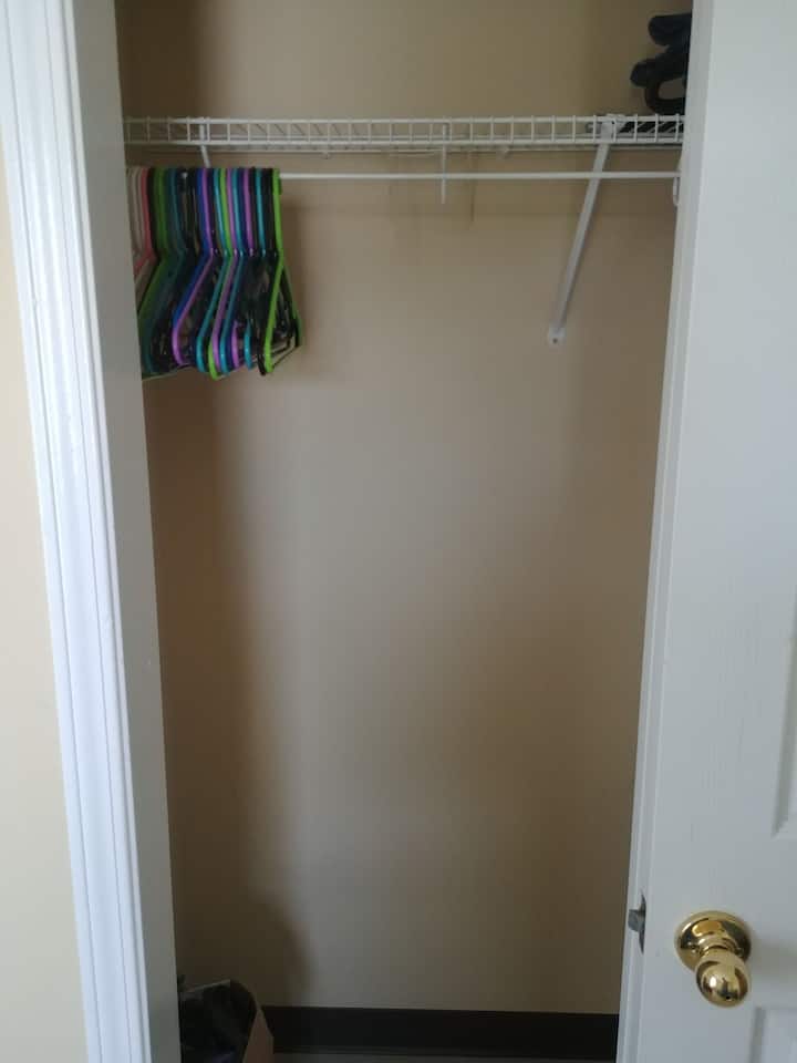 Dollap me varëse rrobash të disponueshme për përdorim 