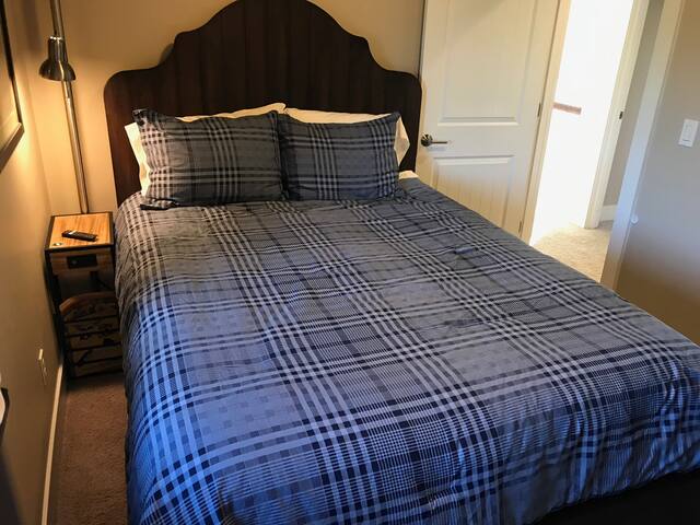 2nd Floor Queen Bed, Light Breakfast, N.E. Bend