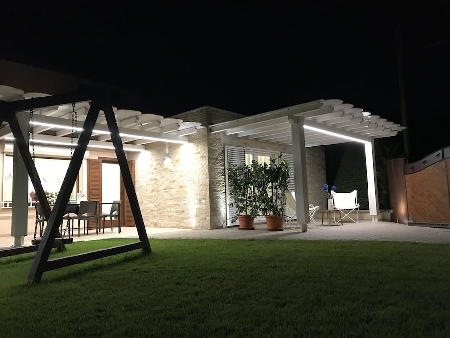 VEDUTA ESTERNA NOTTURNA DA GIARDINO PRIVATO