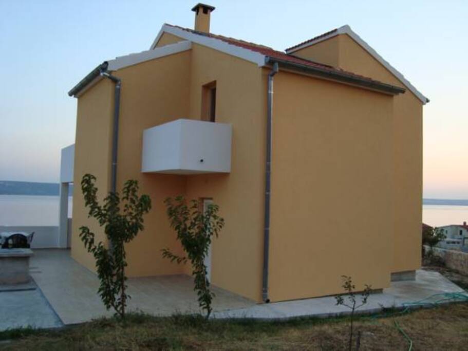 Stražnji dio kuće, popločani dio dvorišta