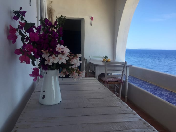 Two-room apartment Rosmarino 35 steps from the sea