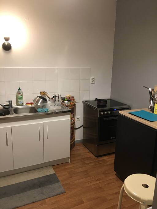 Cuisinière induction, four chaleur tournante, cafetière italienne, vaisselles...