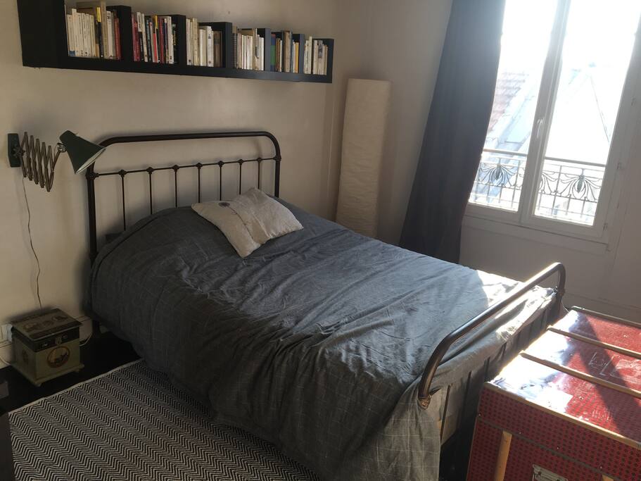 Lit double ancien, nombreux rangements et rideaux occultants.
Old double bed, numerous closets and occulting curtains.