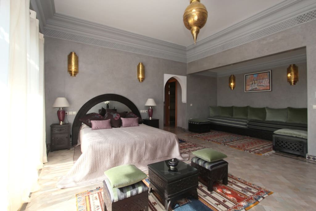Capacité maximale : 2 personnes
Superficie : 28m²
Type de lits : 1 grand lit 2 places (dimensions 160x200cm)
Etage : 1er étage – terrasse et balcon
Vue sur jardin et piscine et Atlas
Salle de bains : douches, toilettes
