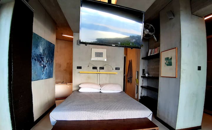 在卧室，可以旋转电视，这样您也可以在半户外区域观看