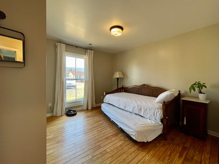 Druga spavaća soba s dva odvojena kreveta i sklopivim otomanskim krevetom.