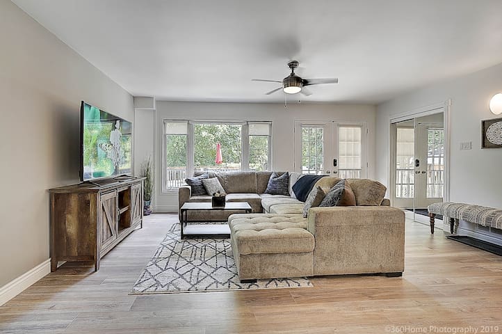 Beautiful Modern Home, Heart of Bayview Village