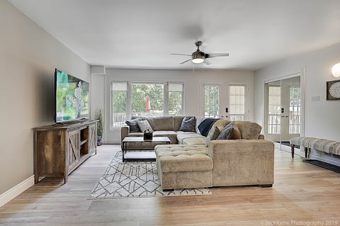 Top performing Airbnb: Beautiful Modern Home, Heart of Bayview Village in Willowdale