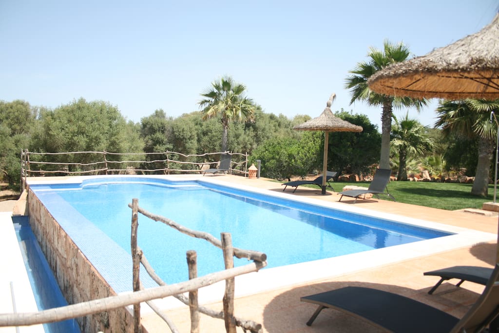 Piscina y zona de descanso