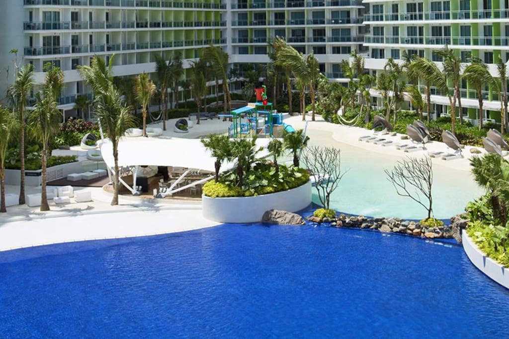Wave pool with white sand