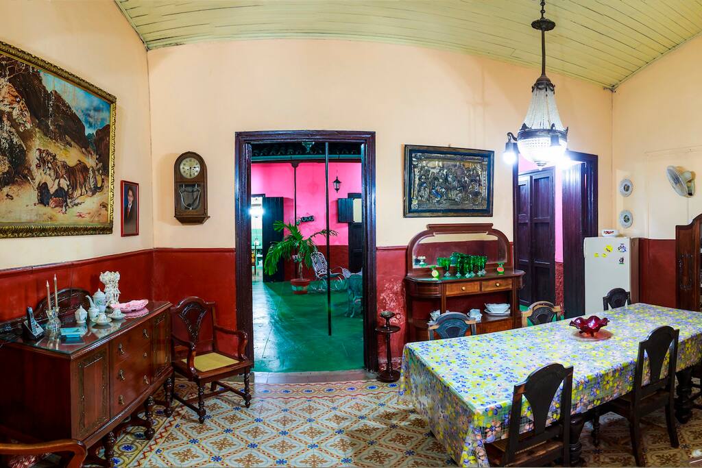 comedor muebles de la epoca y adornos