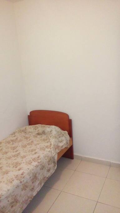 Quarto individual com tranca na porta