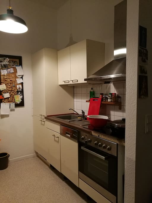 Küche - Herd, Spülmaschine, großer Kühlschrank