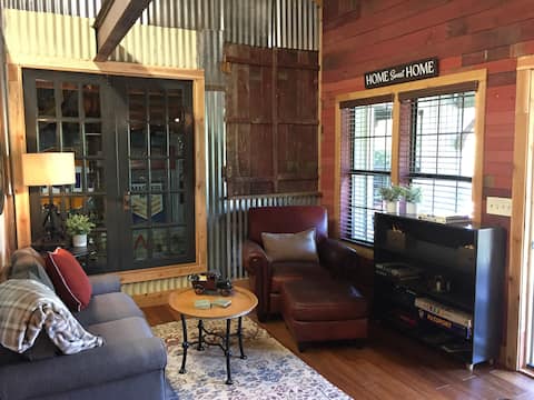 Successful Airbnb property: Auto Attic - Monthly discounts available in South Central